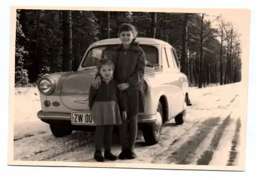 Foto Kinder mit Trabant 1960er
