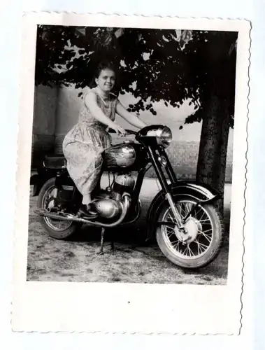 Foto Jawa Motorrad junge Fahrerin DDR motorcycle
