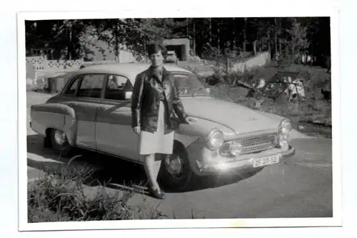 Foto junge Frau mit Wartburg 1960er DDR Kreis Cottbus