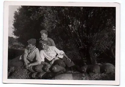 Foto Soldaten liegend auf Munition Granaten Bomben 2 Wk photo
