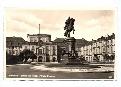 Ak Mannheim Schloß mit Kaiser Wilhelm Denkmal