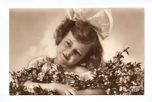 Echtfoto Ak Mädchen mit Schleife im Haar um 1910