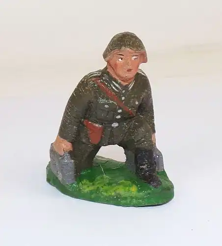 NVA Soldat kniend mit Munitionskisten Massefigur 