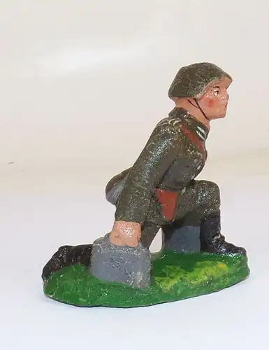 NVA Soldat kniend mit Munitionskisten Massefigur 