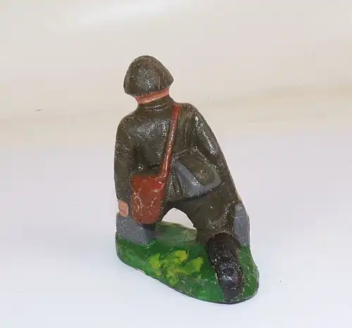 NVA Soldat kniend mit Munitionskisten Massefigur 