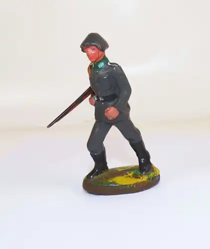 Alter Soldat mit Gewehr NVA Massefigur PGH Effelder