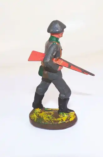 Alter Soldat mit Gewehr NVA Massefigur PGH Effelder