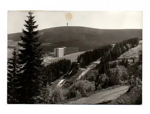 Foto Ak Blick zum FDGB Erholungsheim am Fichtelberg Hintergrund Klinovec CSSR