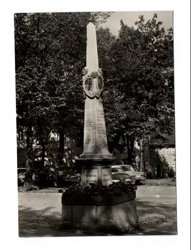 Ak Foto Postsäule auf dem Markt Oberwiesenthal Erzgebirge Echtfoto