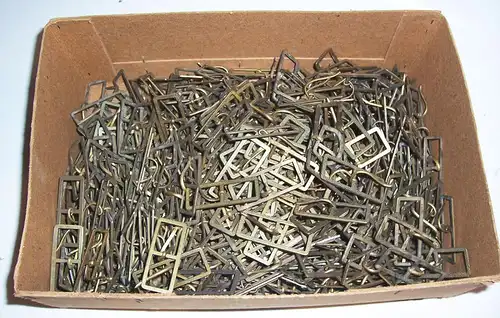 Schachtel voll alter Metall Gürtelschnallen Bandschnallen Schnallen Accessoires