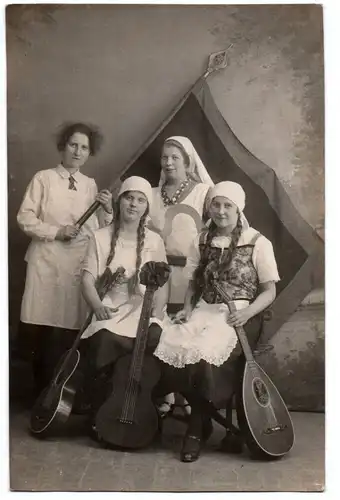 Heilsarmee Foto Ak Frauen Fahne Gitarre Laute Musiker um 1930 Flagge