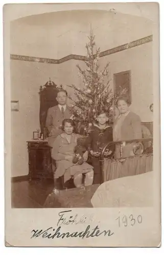 Foto Ak Weihnachten 1930 geschmückter Weihnachtsbaum Berlin