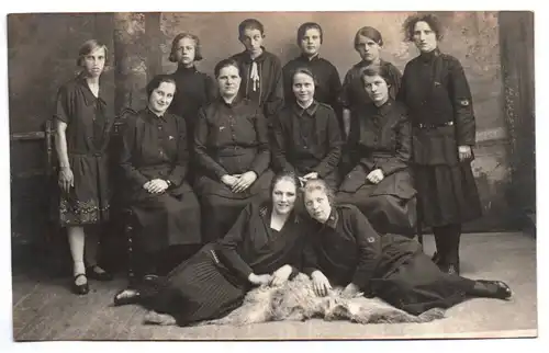 Foto Ak Damen der Heilsarmee Abzeichen um 1930