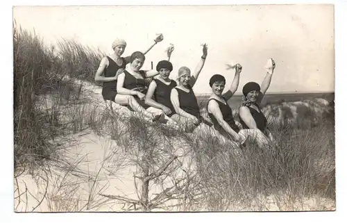 Foto Ak Frauen in Bademode St Peter Oerding 1928 Strand