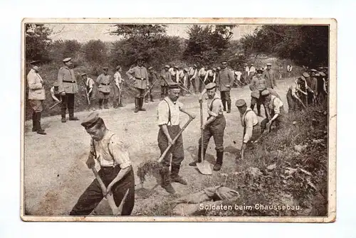 Ak Soldaten beim Chaussebau 1917 Feldpost