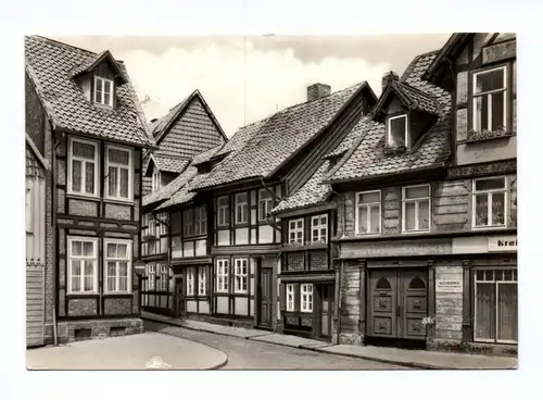 Ak Wernigerode Harz Alte Fachwerkbauten mit dem kleinsten Haus DDR 1969