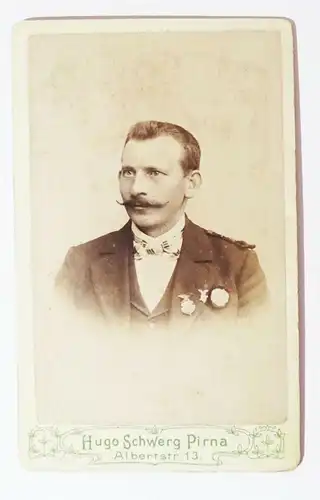 CdV Foto feiner Herr mit Abzeichen Schütze ? Schützenverein ? Pirna 1890 (F2635