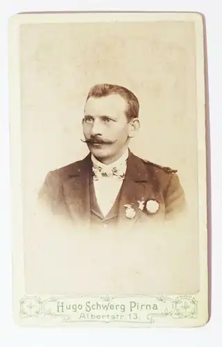 CdV Foto feiner Herr mit Abzeichen Schütze ? Schützenverein ? Pirna 1890 (F2635 