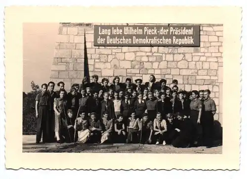 Foto FDJ Gruppe mit Wilhelm Pieck Banner Propaganda 1953 Burg Hohenstein