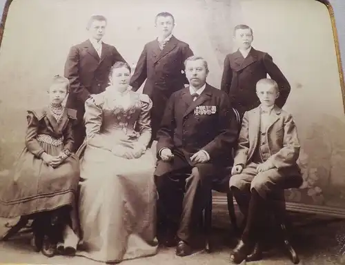 Fotografie Veteran mit großer Ordensspange mit Familie um 1890 Görlitz Bilderrah