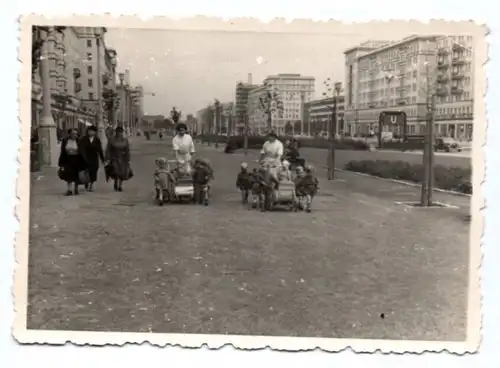 Foto Berlin Stalinallee 1950er Kindergarten Gruppe Straße DDR GDR Fotografie