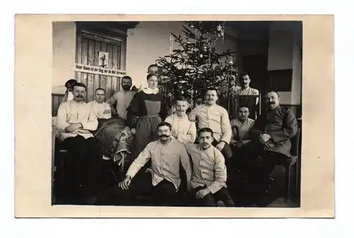 Ak Foto Kriegsweihnachten Soldaten Christbaum Patriotik