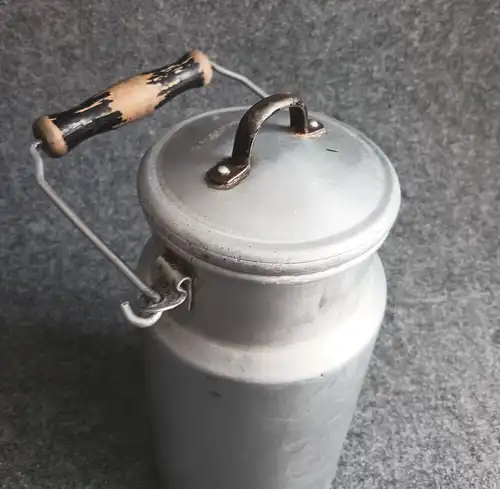 Alte 1 Liter Alu Milchkanne mit Deckel und Thermoskanne Holzgriff Aluminium Kann