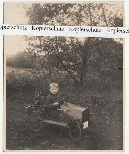 Foto kleiner Junge mit Tretauto Seifenkiste um 1935 ! (F2534