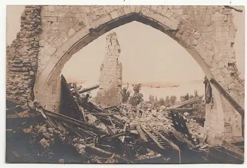 Foto Ak zerschossene Kirche in Violaines bei La Bassee 1917 IWW France ! (F147