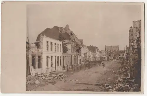 Foto Ak zerstörter Straßenzug in  La Bassee 1917 IWW France ! (F149