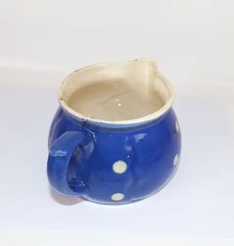 Altes Keramik Kännchen weiss Punkte blau Krug Landhaus Gartendeko