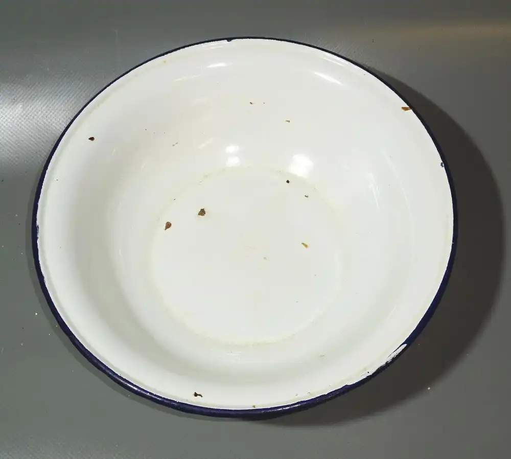 1 von 2 DDR Emaille Waschschüssel Ø 24 cm Weiß blauer Rand Pflanzschale (7 1