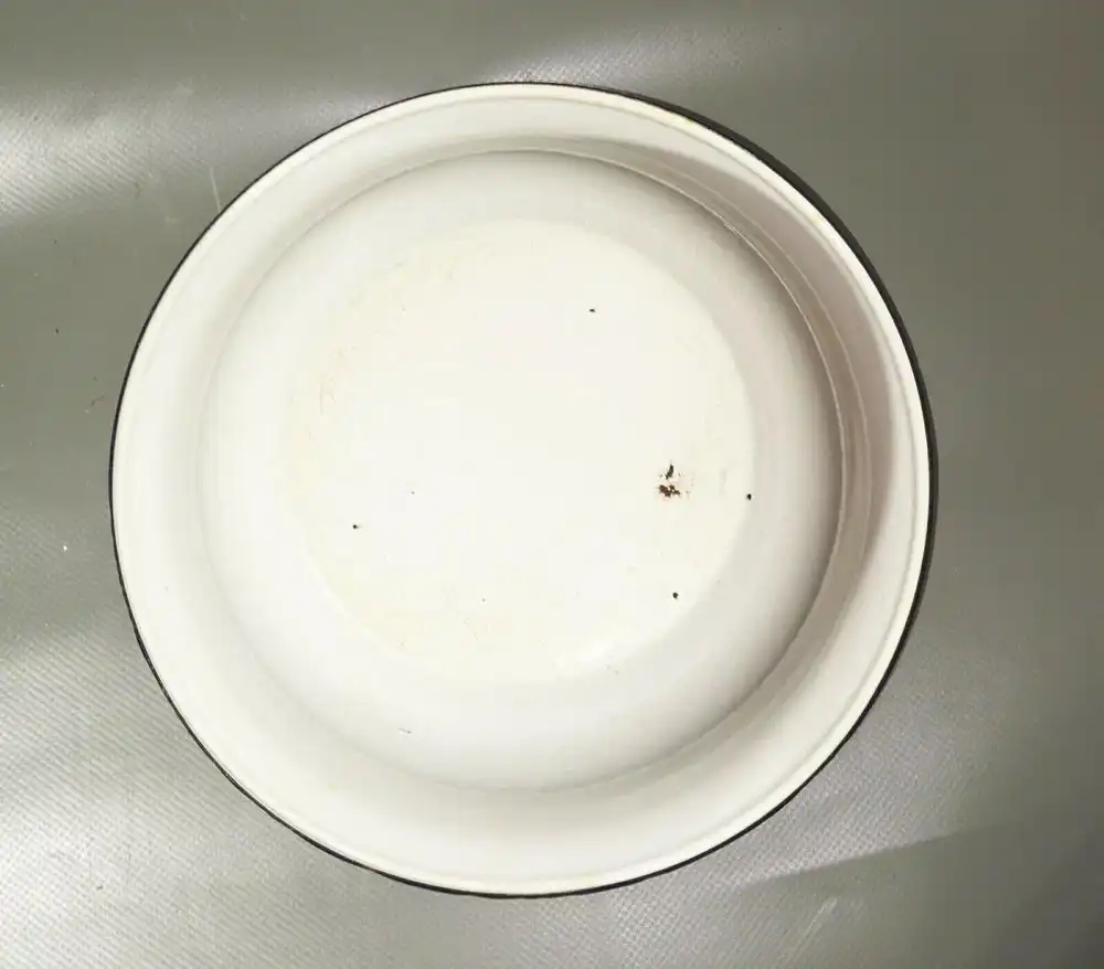 1 von 2 DDR Emaille Waschschüssel Ø 24 cm Weiß blauer Rand Pflanzschale (7 2