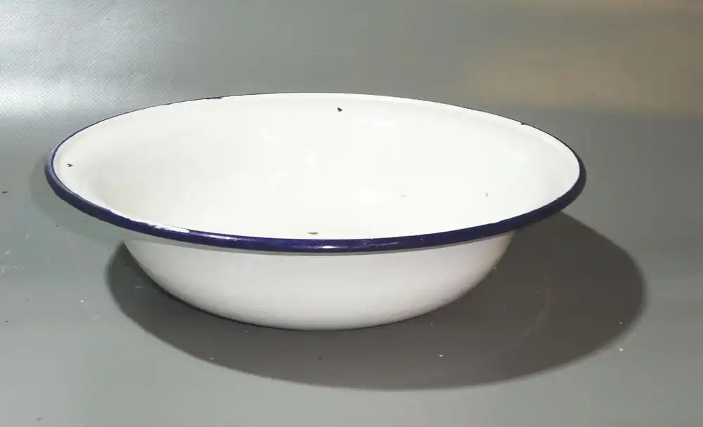 1 von 2 DDR Emaille Waschschüssel Ø 24 cm Weiß blauer Rand Pflanzschale (7 3