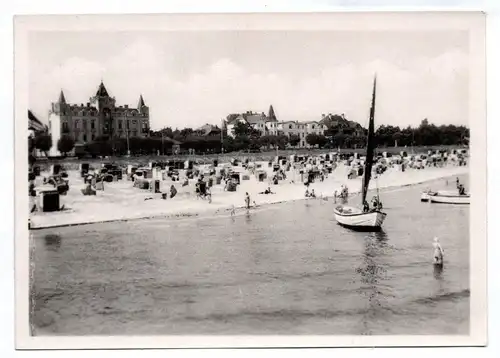 Ak Ostseebad Zinnowitz Weststrand Menschen mit Booten am Strand