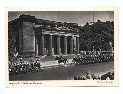 Ak Aufzug der Wache am Ehrenmal Reichshauptstadt Berlin Soldaten