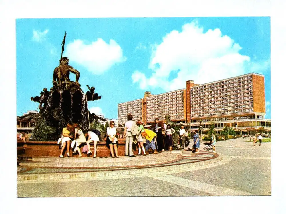 Ak Neptunbrunnen Menschen 1973 Berlin Hauptstadt der DDR