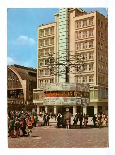 Ak Berlin Hauptstadt der DDR Urania Weltzeituhr am Bahnhof Alexanderplatz 1971