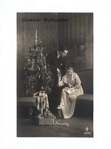 Ak Glückliche Weihnachten Frau und Mann am Weihnachtsbaum