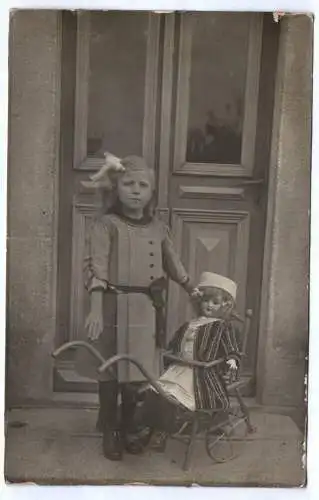 Foto Ak Mädchen mit Porzellankopfpuppe Spielwaren Puppe 1910 er 