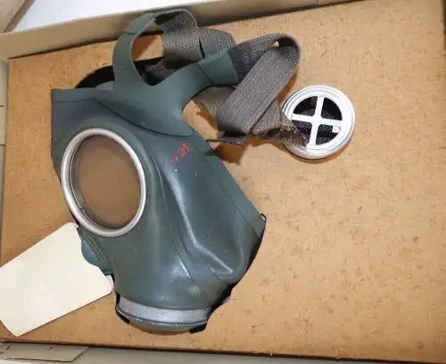 Luftschutz Gasmaske 2 Weltkrieg Volksgasmaske G21 NOS Originalkarton