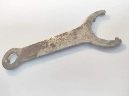 Altes Bordwerkzeug rund antiker Werkzeug Schlüssel