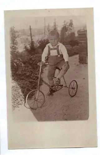 Foto Ak  Bube auf Dreirad 1910 er Vintage