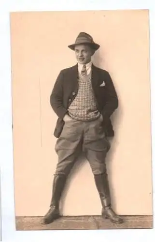 Foto Ak fescher junger Mann mit Knickerbocker tolle Mode Fashion 1920 30er Rudol