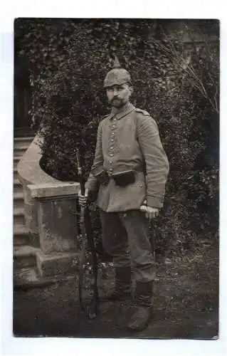Foto Ak Soldat Landwehr Regiment 100 Karabiner Pickelhaube 1 Wk
