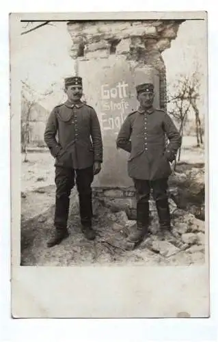 Foto Ak Soldaten Trümmer mit Kriegspropaganda Gott strafe England 1 Weltkrieg