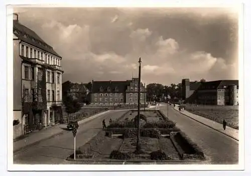 Foto Ak Husum Herzog Adolf Straße Finanzamt und Ludwig Nissen Haus