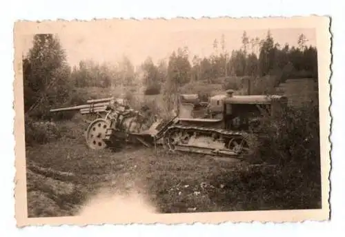 Foto Raupe Schlepper mit Flak Geschütz Lafette  2 Wk