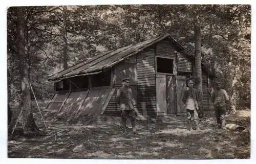 Foto Ak Wald bei Igny Juni 1918 Soldaten Hütte Schützenstand