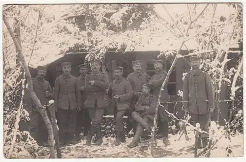 Foto Ak Gruppe Soldaten Baracke Unterstand II. 8. Grenadier Landw. Regt. 100 !